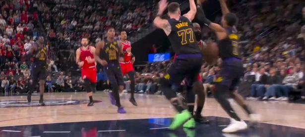 LOL-哈登回归赛场，比分优势明显首场状态亮眼，湖人观众沸腾！的简单介绍